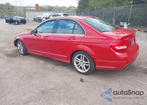 2013 Mercedes-Benz C 300 Sport 4Matic z USA, uszkodzony, nr VIN WDDGF8AB1DR246784